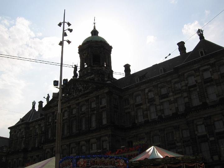 Amsterdam 09.jpg - Zu solchen Deichen gehörten Schleusen, um das Flusswasser hindurch zu lassen und die Schifffahrt nicht zu behindern.
